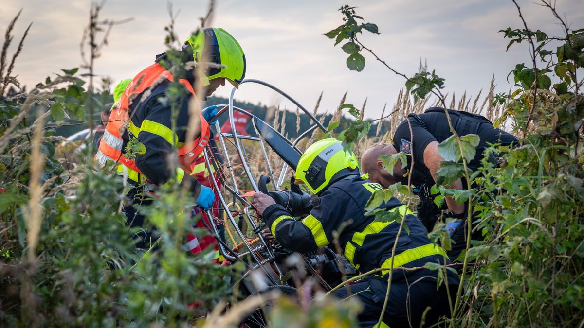 Paraglidista se zřítil do pole na Frýdecko-Místecku, oživování už nepomohlo